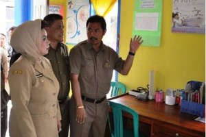 Bupati dan Kadinkes saat Meninjau Ruangan Puskesmas Darma Usai Diresmikan